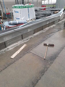 knapp an der Dachkante