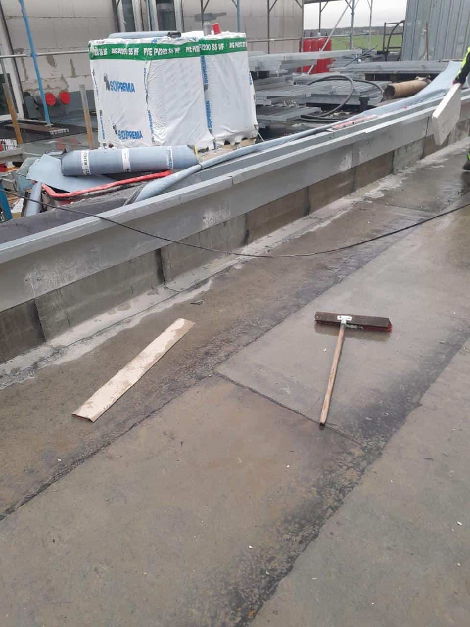 knapp an der Dachkante