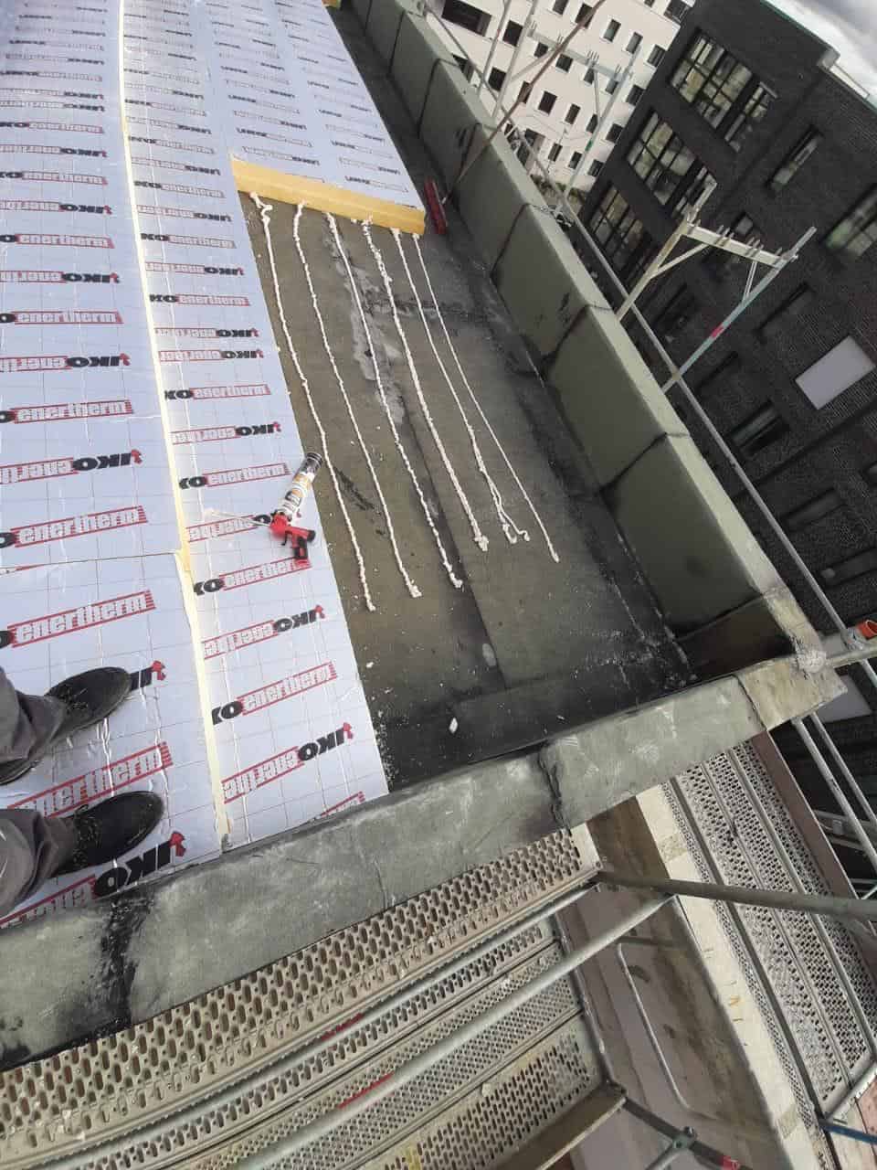 so wird die neue Isolierung verklebt Isolierung verkleben