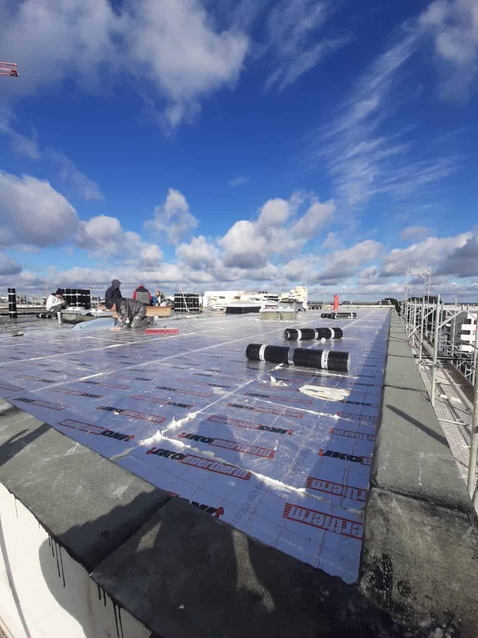 die Grundschicht ist aufgebracht Dach isolieren